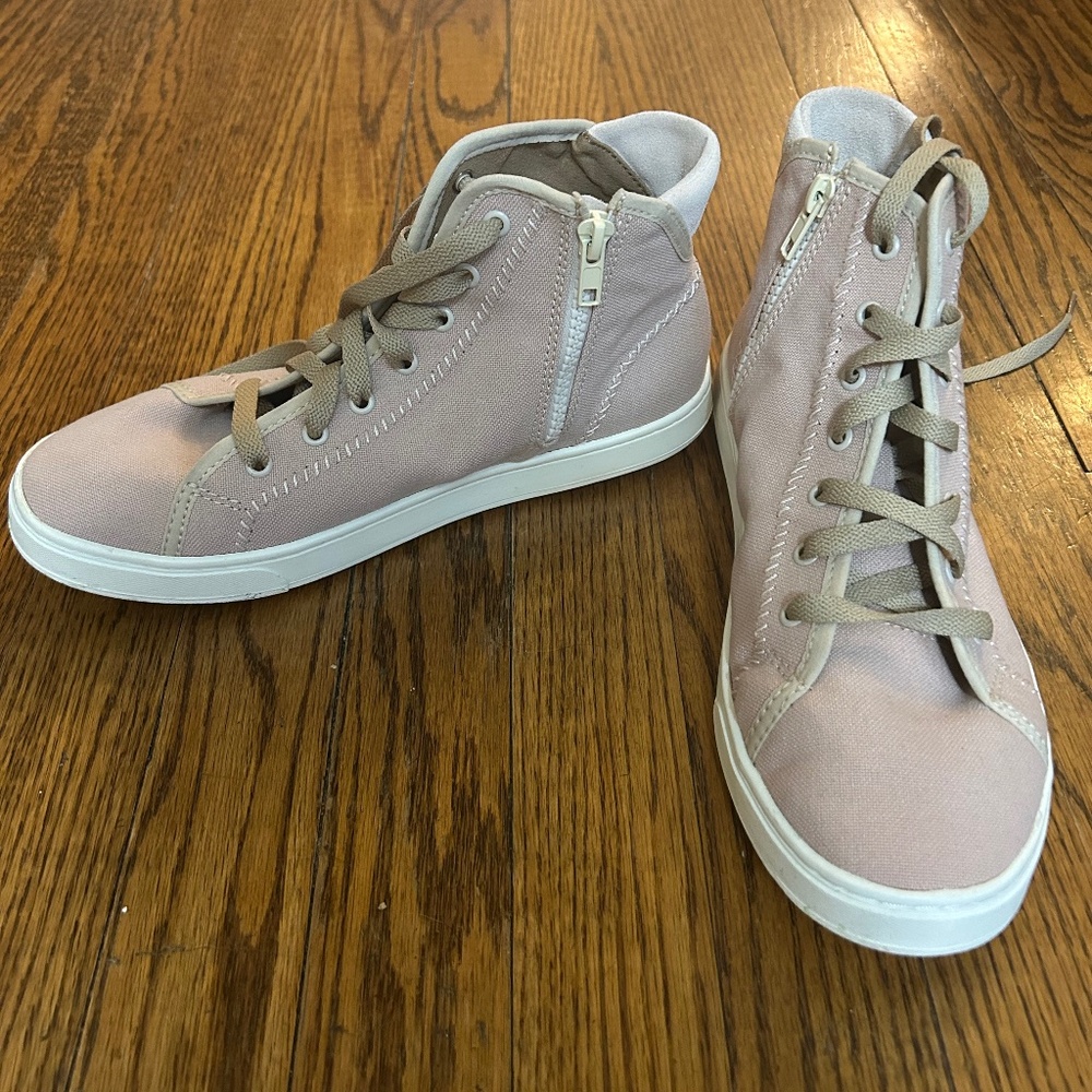 Olukai High Top women’s sneakers 8.5